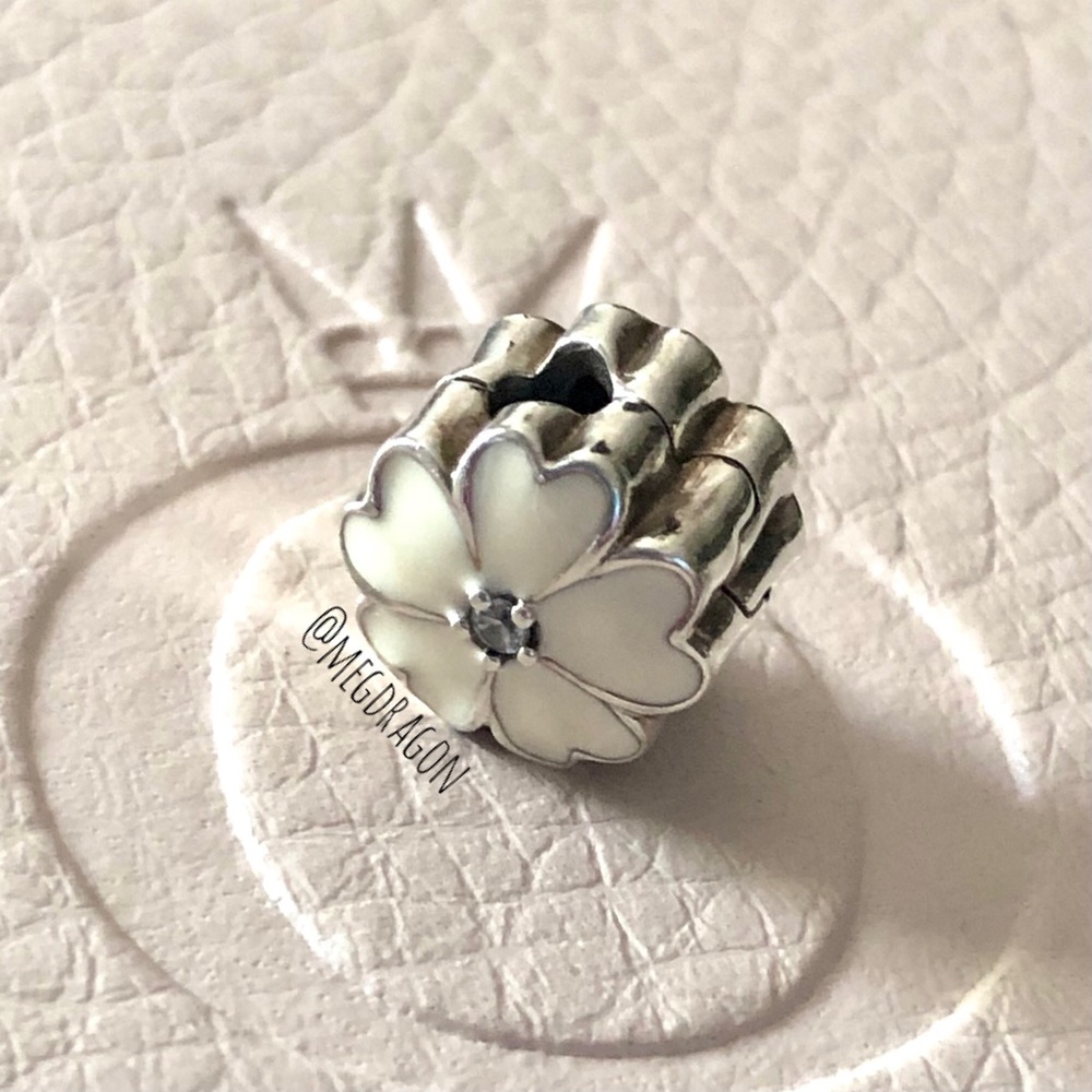 Pandora White Primrose Clip